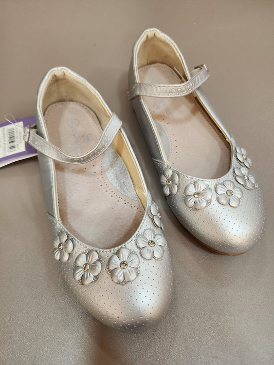 Stock flat shoes