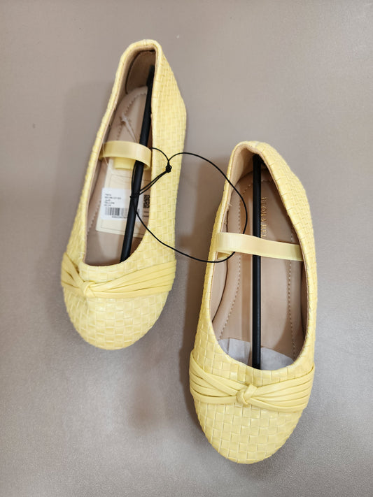 Stock flat shoes