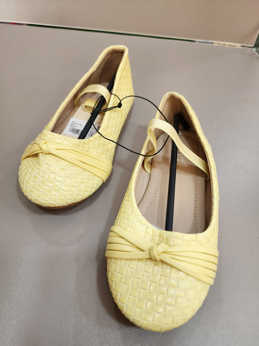 Stock flat shoes