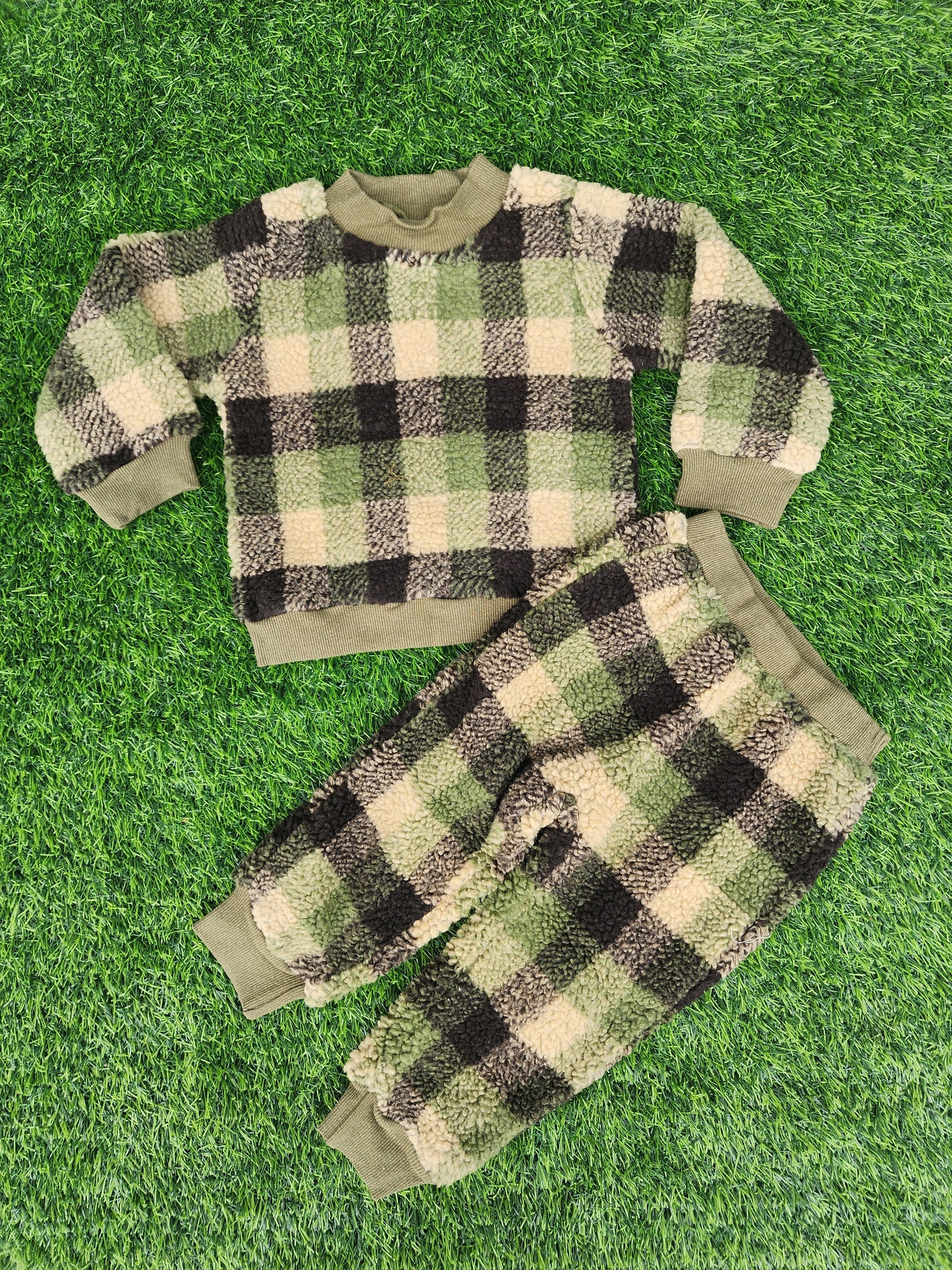 Boys 2 piece set( pick next size'runs small)❤️