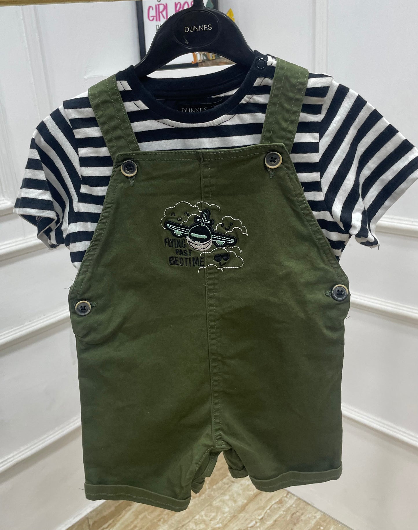 Boys Dungaree set for baby boy ❤️❤️
Pick next size for a better fit