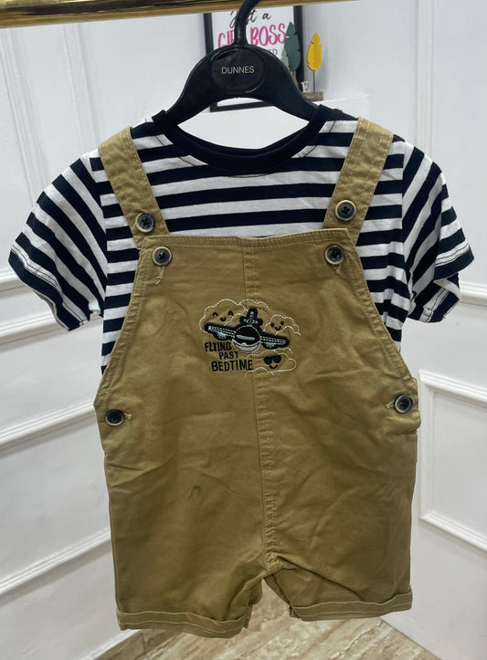 Boys Dungaree set for baby boy ❤️❤️

Pick next size for a better fit